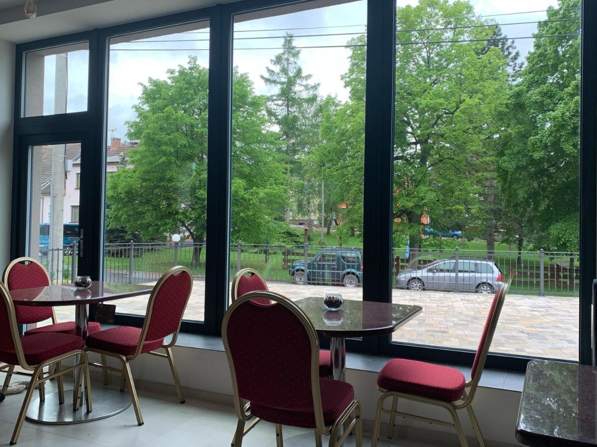 Готель Cafe De La Creme Kuzelov Екстер'єр фото