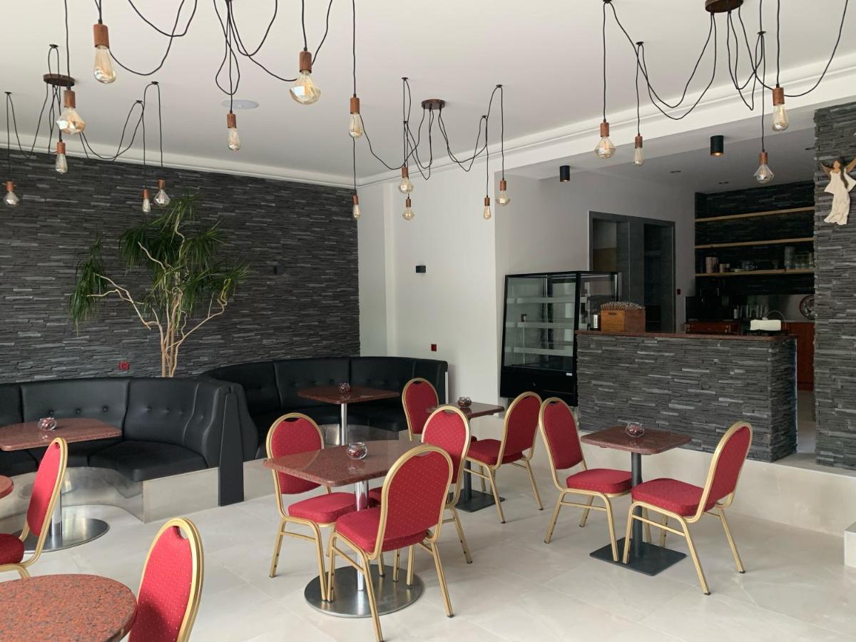 Готель Cafe De La Creme Kuzelov Екстер'єр фото